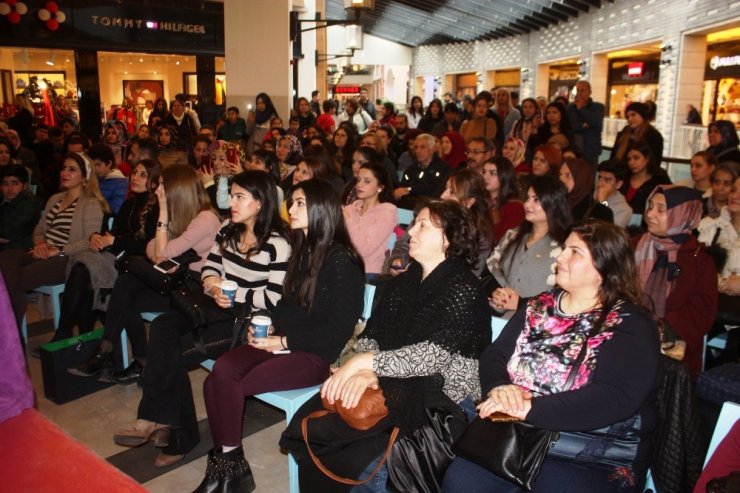 Ünlü astrolog Nuray Sayarı Diyarbakırlı sevenleriyle bir araya geldi