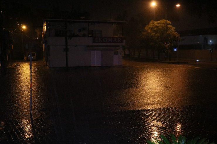 Adana sağanak yağışa teslim oldu