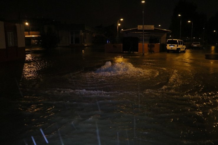Adana sağanak yağışa teslim oldu