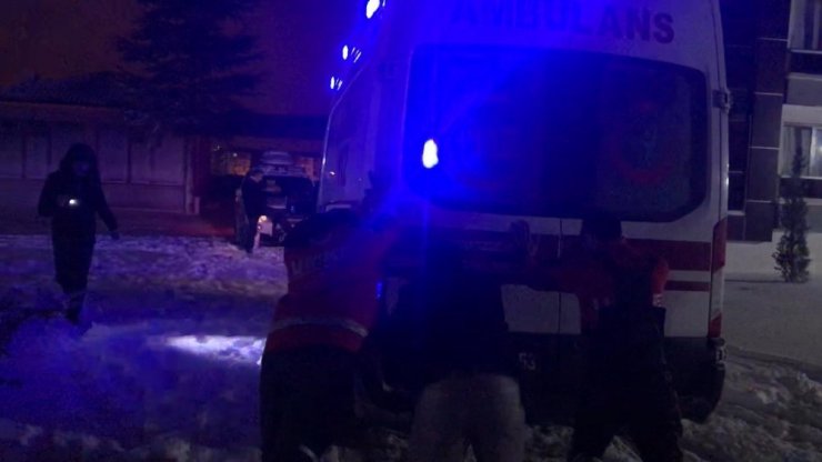 Karda mahsur kalan ambulansa UMKE el attı