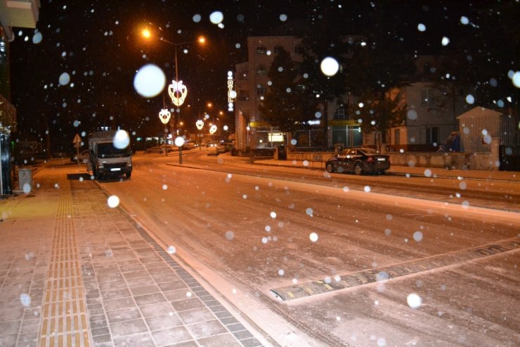 Yoğun kar yağışı vatandaşlara eğlenceli dakikalar yaşattı