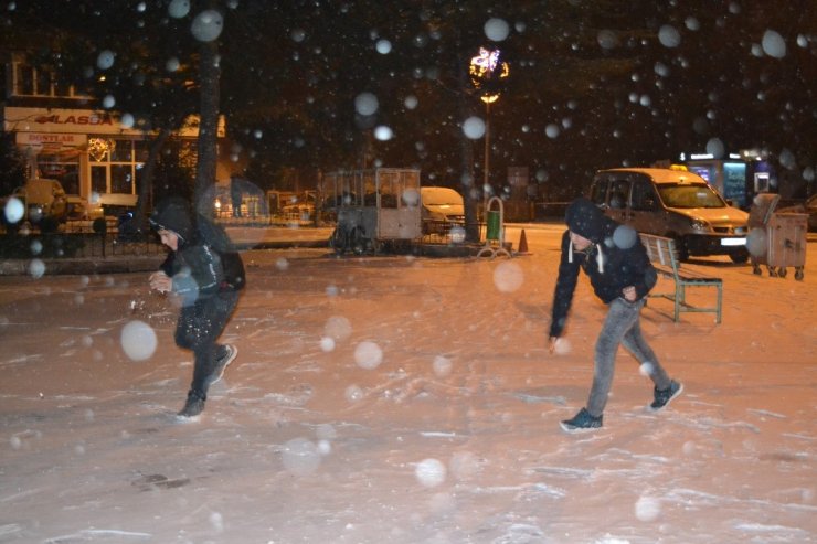 Yoğun kar yağışı vatandaşlara eğlenceli dakikalar yaşattı