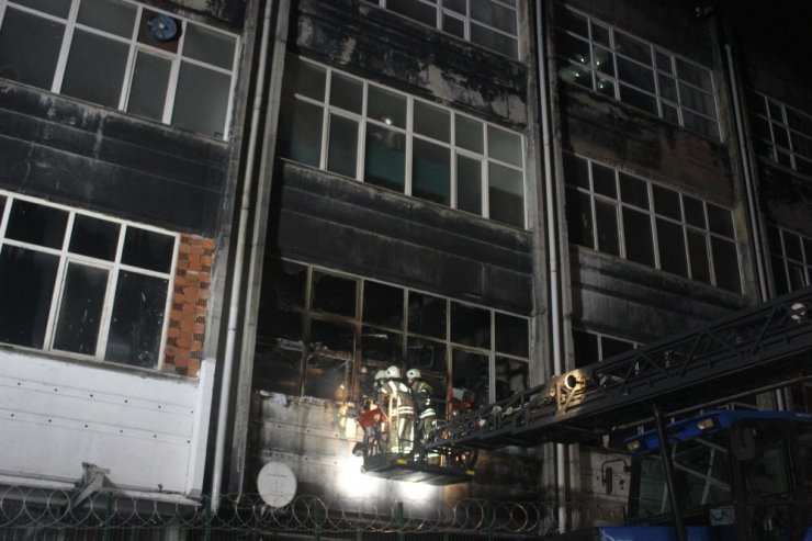 Bayrampaşa’da plastik hammadde üreten iş yerinde korkutan yangın