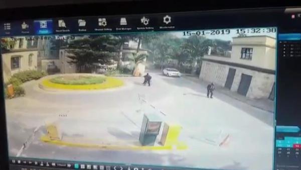 Kenya'da silahlı saldırganların otele baskın anları kamerada