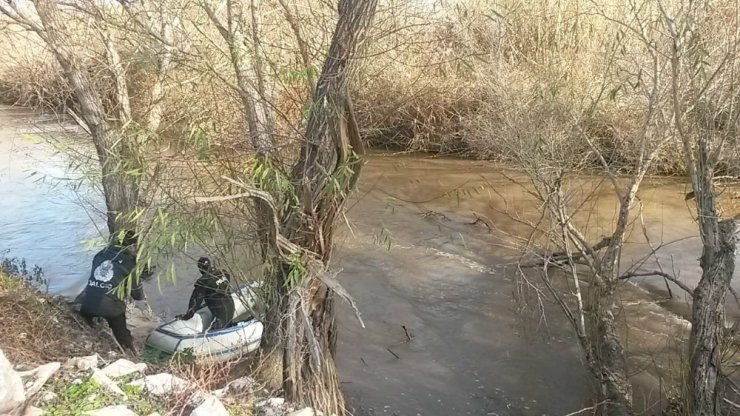 JAK timi Büyük Menderes Nehri’ne düşen şahsı arıyor