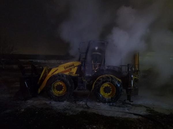 Bursa'da park halindeki iş makinası yandı