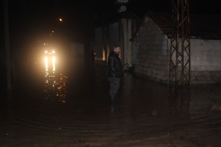 Amik Ovasına kurulan bent yıkıldı köy sular altında kaldı