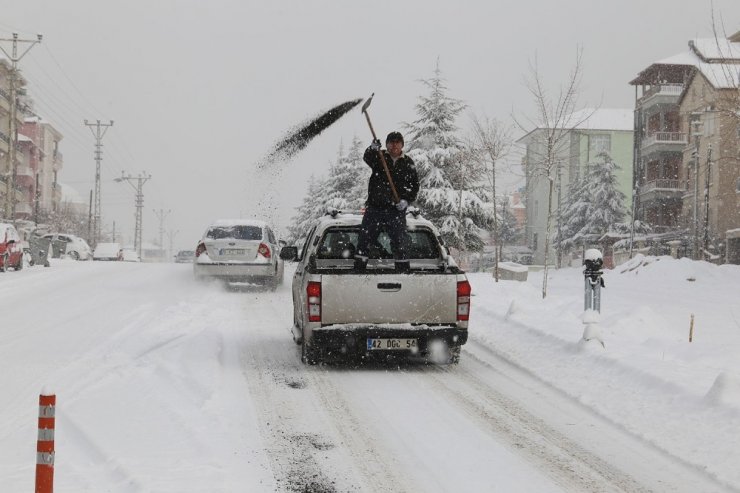 Karaman’da kar temizleme çalışmaları devam ediyor