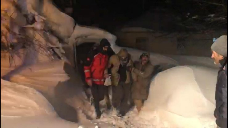 Karlı yollar 6 saatte aşıldı, 2’si çocuk 3 hasta kurtarıldı