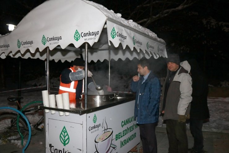 Çankaya Belediyesi vatandaşları çorbayla ısıtıyor