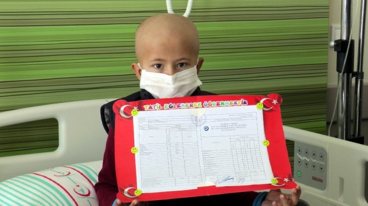 Hematolojiden tedavi gören çocukların karneleri hastanede verildi