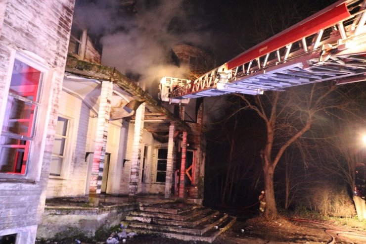 Beykoz’da film seti olarak kullanılan metruk bina yandı