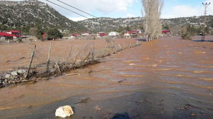 Karaisalı’da 200 ev sular altında kaldı.