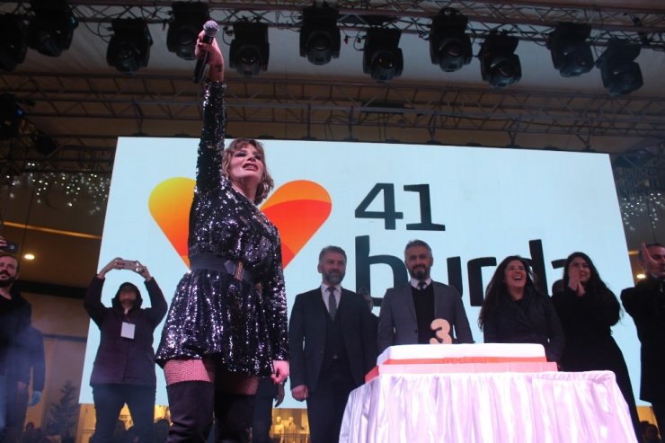 İrem Derici Kocaeli’de hayranlarını coşturdu