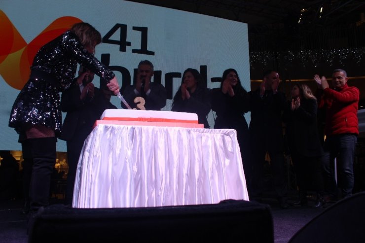 İrem Derici Kocaeli’de hayranlarını coşturdu