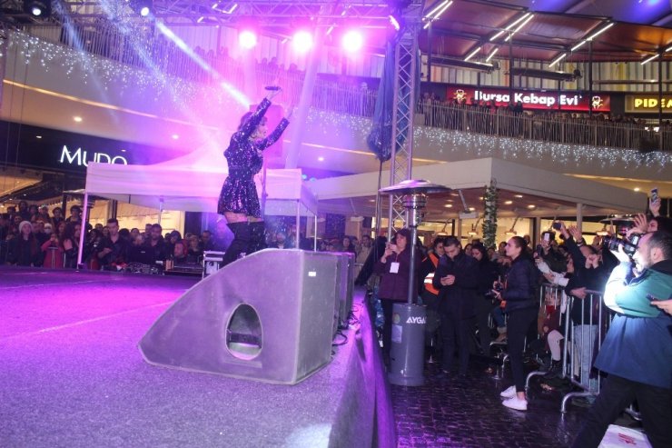 İrem Derici Kocaeli’de hayranlarını coşturdu