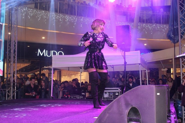 İrem Derici Kocaeli’de hayranlarını coşturdu