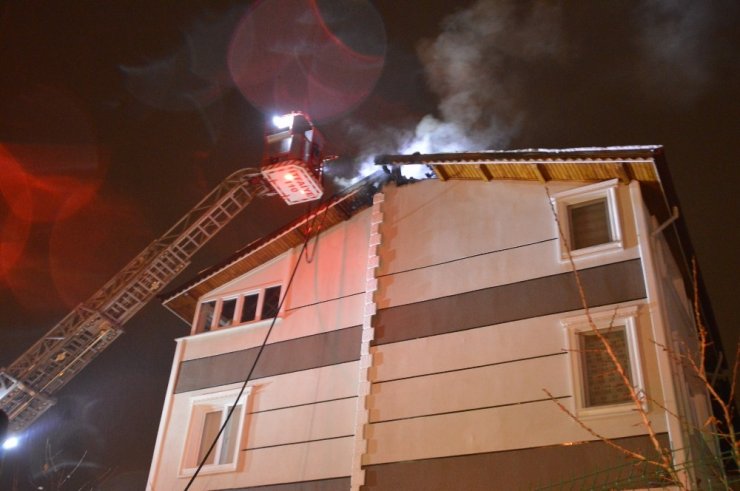 Kastamonu’da iki katlı evde çıkan yangın korkuttu