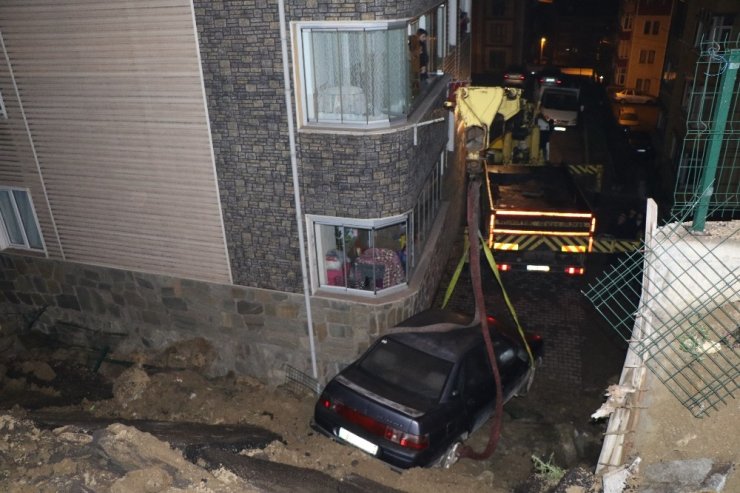 Karabük’te istinat duvarı çöktü, 4 araç apartman bahçesine düştü