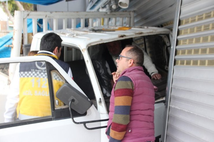 Bodrum’da kamyonet hediyelik eşya dükkanına daldı: 1 yaralı