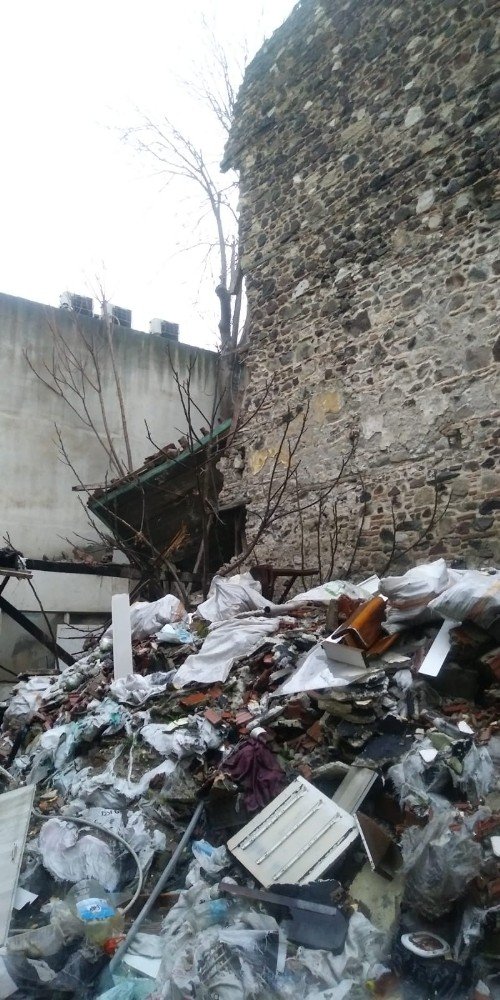İzmir’in Konak ilçesindeki tarihi bir binanın bir bölümü, henüz belirlenemeyen bir nedenden dolayı çöktü. Olay yerine polis, itfaiye, AFAD ve sağlık ekipleri sevk edilirken, ekipler, enkaz altından bir kişiyi çıkardı. Bir ki