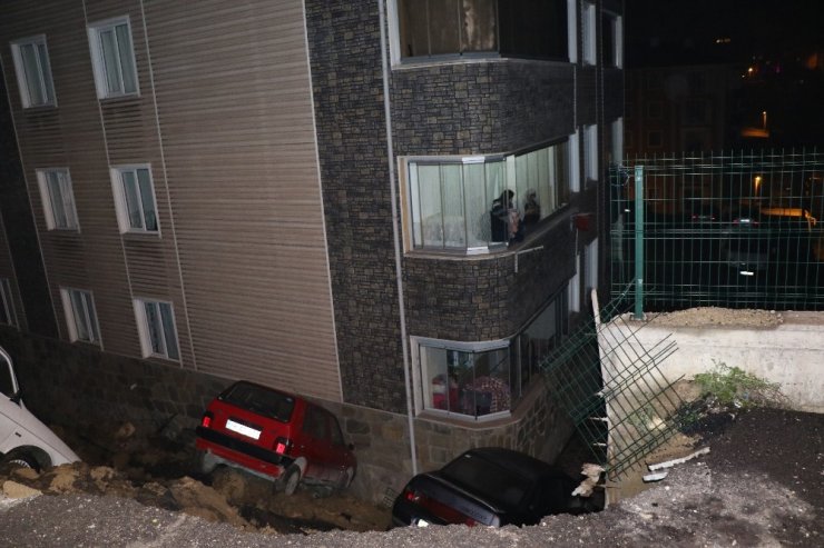 Karabük’te istinat duvarı çöktü, 4 araç apartman bahçesine düştü