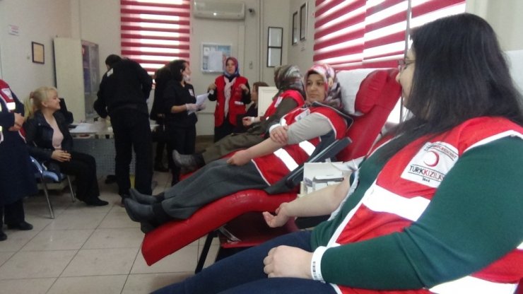 Muşlu kadınlardan kan bağışı kampanyasına destek