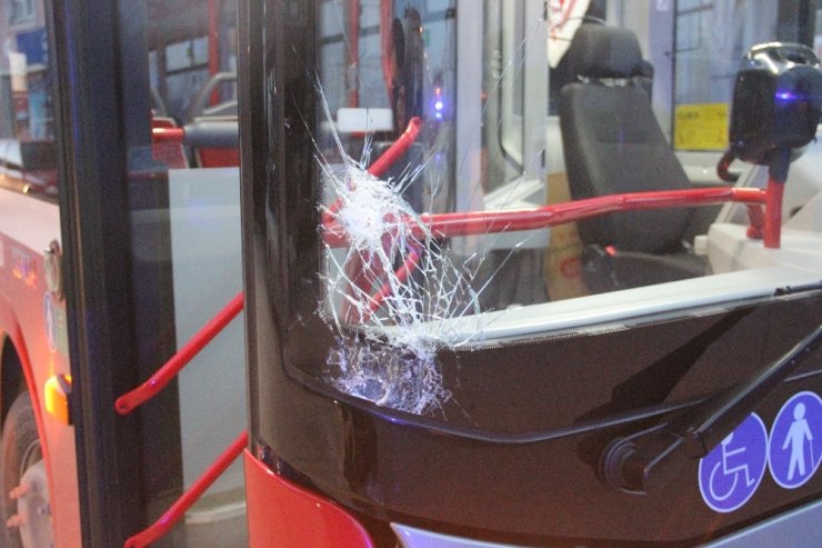 Belediye otobüsü hafif ticari araca çarptı: 2 yaralı