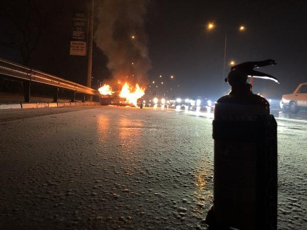 Bursa'da seyir halindeki otomobil yanarak hurdaya döndü