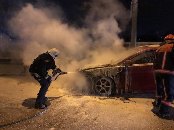 Bursa'da seyir halindeki otomobil yanarak hurdaya döndü