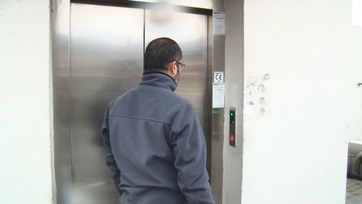 3 genç mahsur kaldıkları asansörde yarım saat kurtarılmayı bekledi