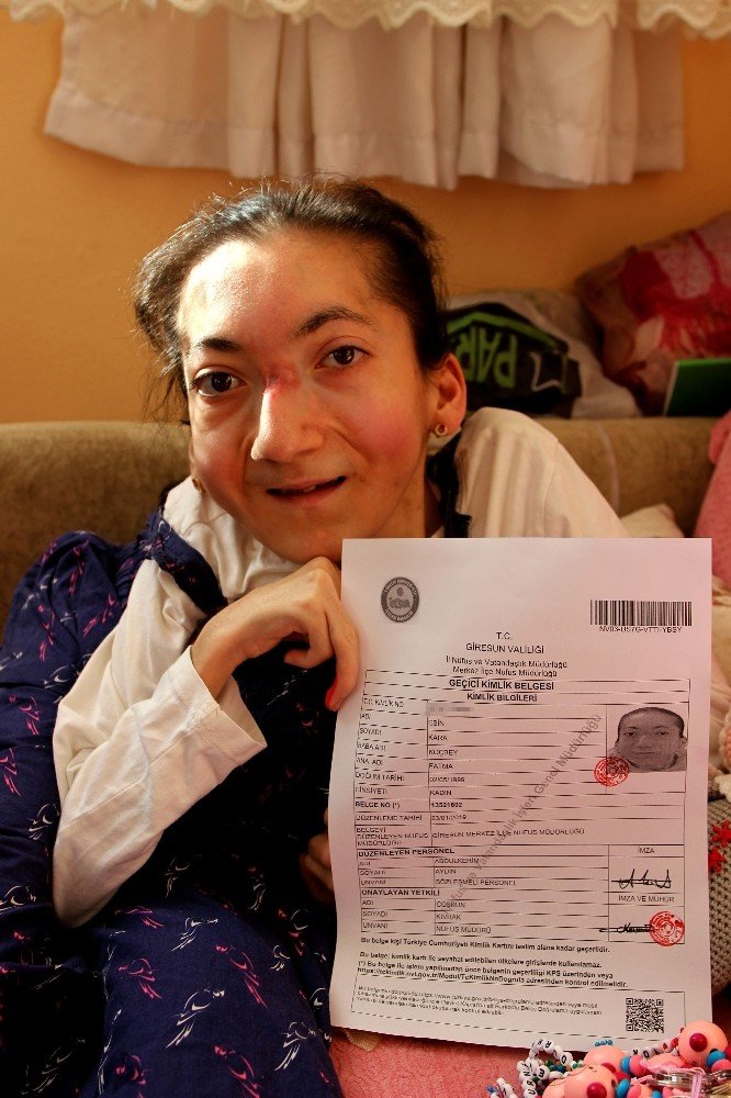 Engelli genç kızın yeni kimlik kartı sevinci