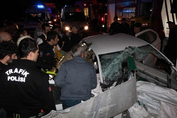 TEM’de feci kaza: 2 kişi araç içinde sıkıştı