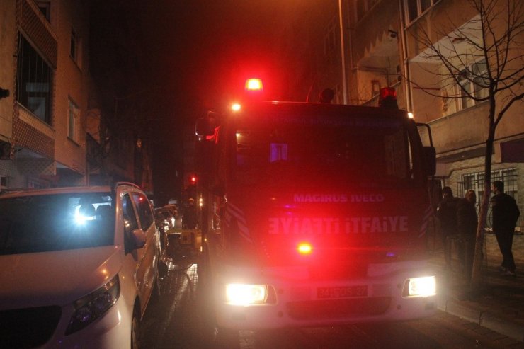 Sultangazi’de çıkan yangında 1 kadın yaralandı