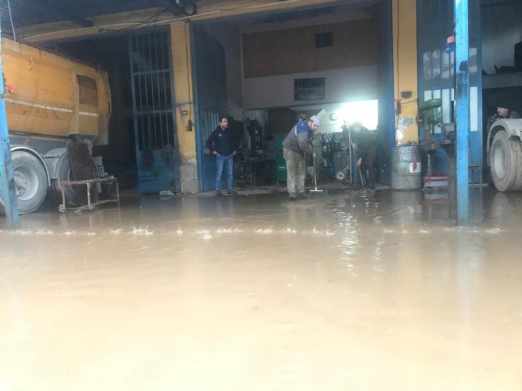 Milas’ta yağış hayatı olumsuz etkiledi