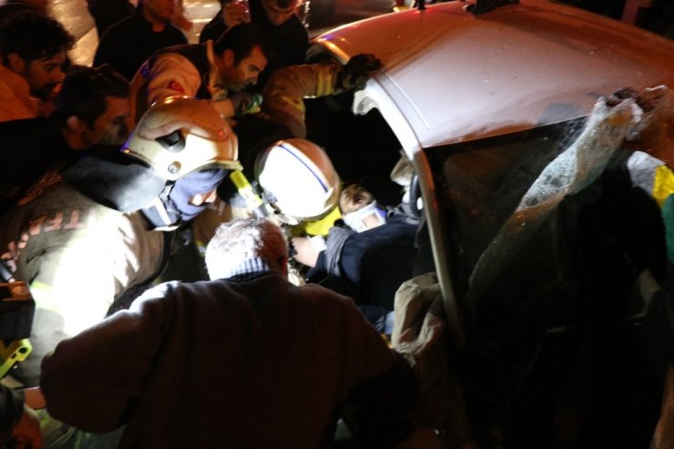 TEM’de feci kaza: 2 kişi araç içinde sıkıştı