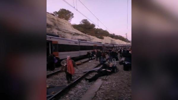 Barselona'da tren kazası: 1 ölü, 92 yaralı