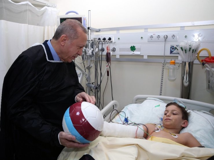 Cumhurbaşkanı Erdoğan yaralıları hastanede ziyaret etti