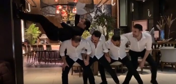 Nusret, New York’taki lokantasında halay çekti