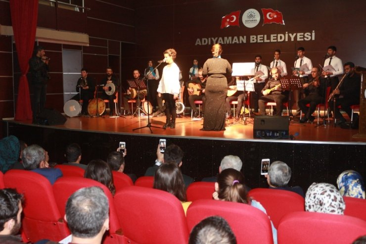 Görme engelli kızın konserde söylediği türkü herkesi adeta büyüledi