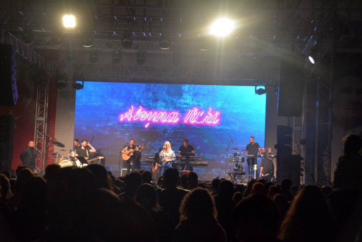 Aleyna Tilki, sevgililer gününde sahne aldı