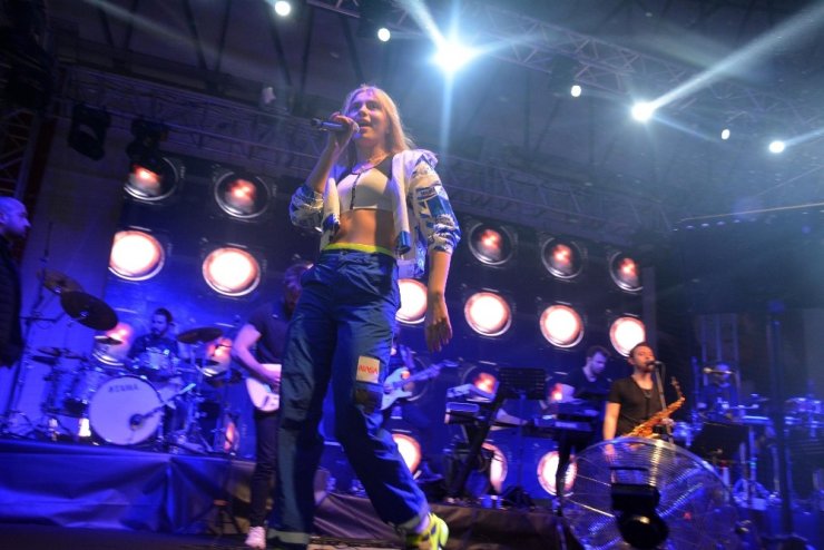 Aleyna Tilki, sevgililer gününde sahne aldı