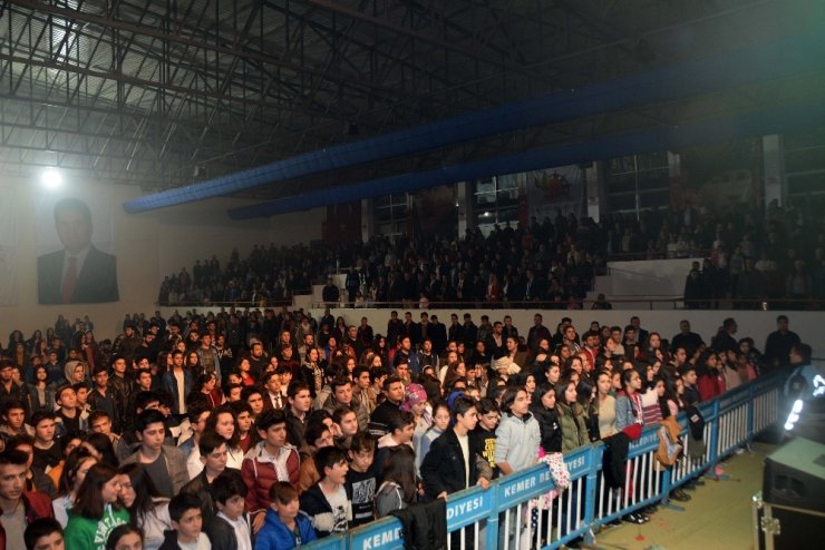 Aleyna Tilki, sevgililer gününde sahne aldı