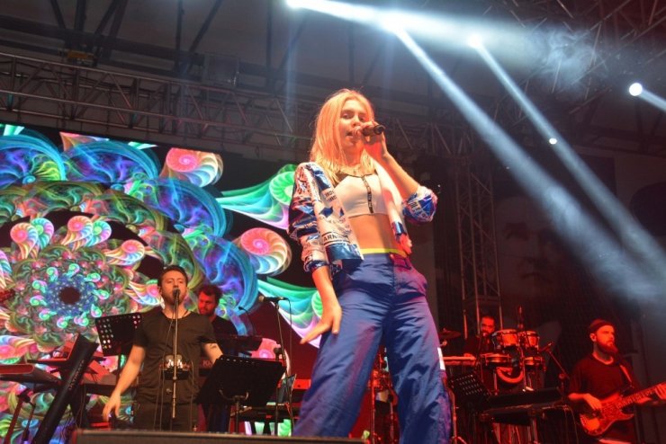 Aleyna Tilki, sevgililer gününde sahne aldı