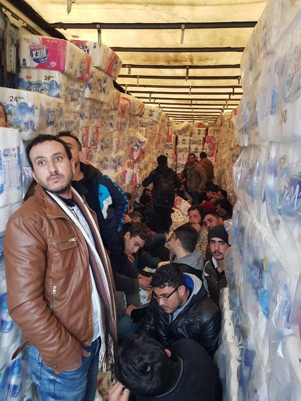 Tuvalet kağıtları arasında '33 kaçak göçmen' yakalandı