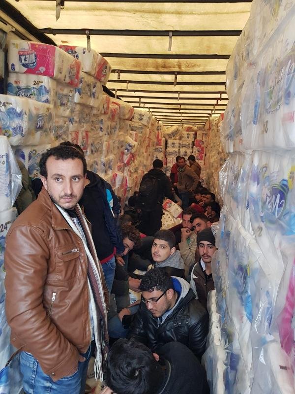 Tuvalet kağıtları arasında '33 kaçak göçmen' yakalandı