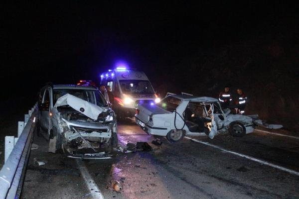 Adana'da hafif ticari araç ile otomobil kafa kafaya çarpıştı: 5 yaralı