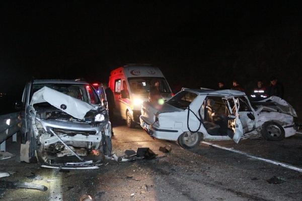 Adana'da hafif ticari araç ile otomobil kafa kafaya çarpıştı: 5 yaralı
