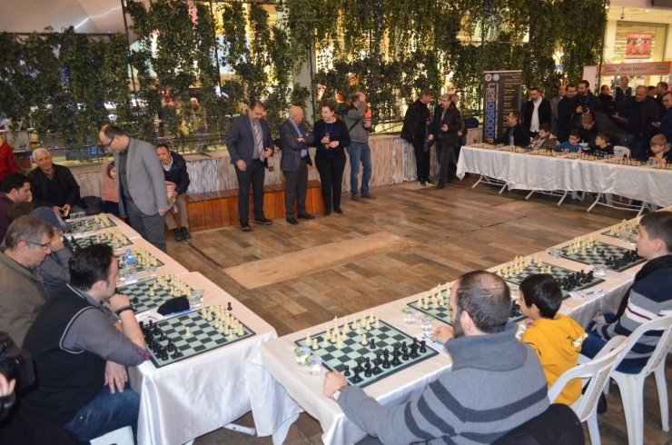 Dünyaca ünlü satranç ustası bir anda 20 kişiye karşı satranç oynadı