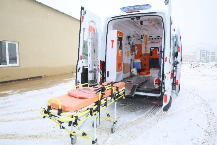 Bayburt Üniversitesi, sağlık eğitimini tam donanımlı ambulansla güçlendirdi